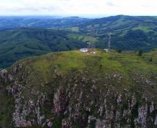 Foto aérea de montanha