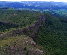 Foto aérea de montanha