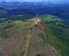 Foto aérea de montanha