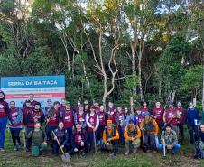 Foto de voluntários participando da ação de conservação