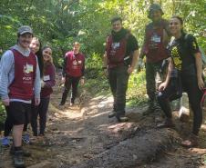 Foto de voluntários participando da ação de conservação