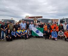 VOLUNTARIOS POSANDO PARA FOTO