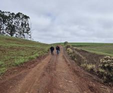 ESTRADA DE TERRA COM DOIS FISCAIS AO FUNDO