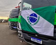 CAMINHÃO COM A BANDEIRA DO PARANÁ