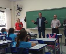Secretário Everton Souza, servidores da outorga do IAT e crianças da escola Irmãos Rebouças