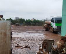 CAMINHÃO AO LADO DE ÁREA LIMPA