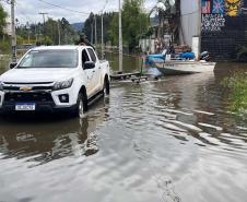 VEÍCULO E BARCO DO IAT EM LOCAL DE ENCHENTE