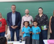 Secretário Everton Souza, servidores da outorga do IAT e crianças da escola Irmãos Rebouças