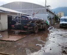 CAMINHÃO PIPA EM MEIO AOS ESFORÇOS