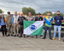 VOLUNTARIOS POSANDO PARA FOTO