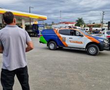 VOLUNTARIO OBSERVANDO CARRO OFICIAL