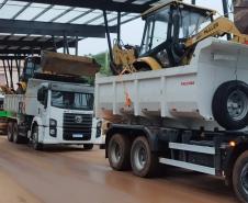 CAMINHÕES TRANSPORTANDO TRATORES