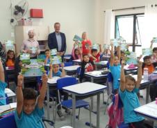 Secretário Everton Souza, servidores da outorga do IAT e crianças da escola Irmãos Rebouças