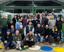 VOLUNTÁRIOS POSANDO PARA FOTO