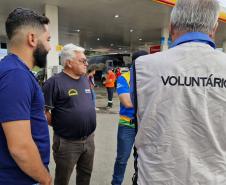 VOLUNTARIOS DEBATENDO