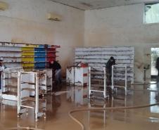 VOLUNTÁRIO EM AÇÃO LIMPANDO ESTABELECIMENTO ALAGADO