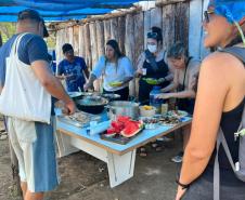 Foto de visitantes durante almoço no evento