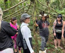 Foto de visitantes conversando com Eloy