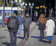 PESSOAS ANDANDO NA RUA NO INVERNO