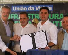 governador e comitiva posando com documento assinado para foto