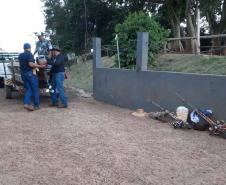 TECNICOS DO IAT DEVOLVENDO PEIXE A AGUA