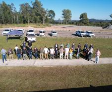 técnicos posando para foto aérea
