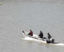 TECNICO DO IAT ANDANDO DE BARCO