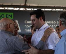 GOVERNADOR INTERAGINDO COM PRESENTES