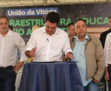 GOVERNADOR ASSINANDO 