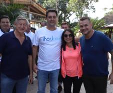 GOVERNADOR POSANDO COM OS PRESENTES PARA FOTO