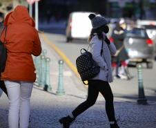 TRANSEUNTE ANDANDO NA RUA NO INVERNO