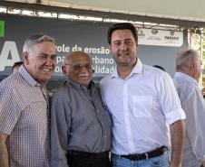 GOVERNADOR POSANDO PARA FOTO COM PRESENTES NO EVENTO