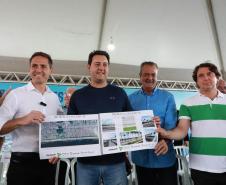 GOVERNADOR ECOMITIVA POSANDO PARA FOTO