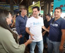 GOVERNADOR INTERAGINDO COM OS PRESENTES