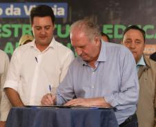 DIRETOR PRESIDENTE DO IAT ASSINANDO