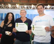 GOVERNADOR POSANDO PARA FOTOS COM OS PRESENTES