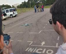 técnicos comandando drones