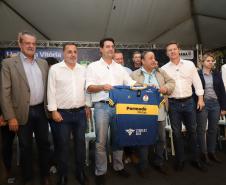 GOVERNADOR E COMITIVA POSANDO PARA FOTO COM DOCUMENTO ASSINADO