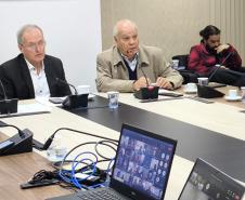 PRESENTES EM REUNIÃO