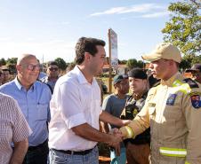 GOVERNADOR COMPRIMENTANDO INTEGRANTE DO CORPO DE BOMBEIROS