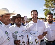 GOVERNADOR POSANDO PARA FOTO COM PRESENTES NO EVENTO