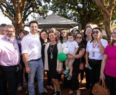 GOVERNADOR POSANDO PARA FOTO COM PRESENTES