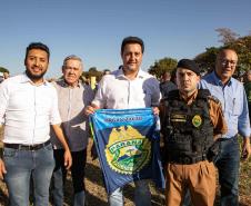 GOVERNADOR POSANDO COM OS PRESENTES PARA FOTO