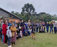 Foto de público em evento de erradicação de exóticas