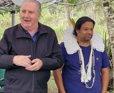Foto de presidente do IAT em evento de erradicação de exóticas