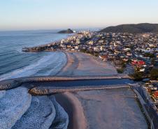 Vista aérea da orla de matinhos
