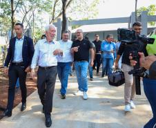comitiva do governo passeando pelo parque
