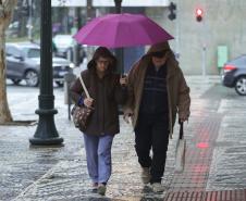 PESSOAS CAMINHANDO NA CHUVA