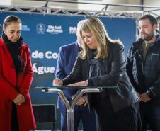 Mulher assinando documento