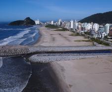 Vista aérea da orla de matinhos
